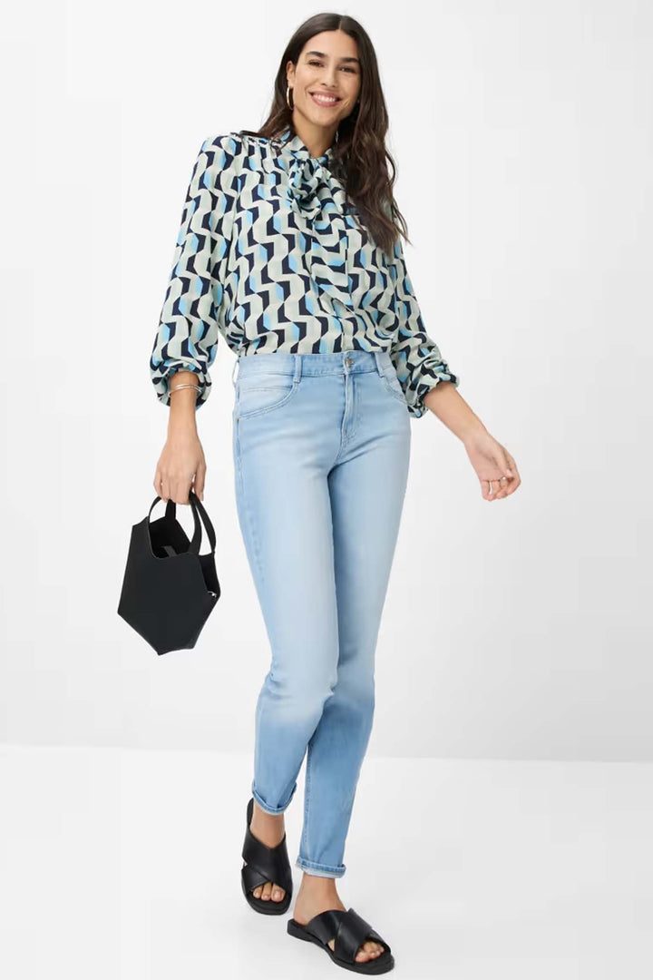 Shakira Slim Fit Jeans in Used Bleached Blue