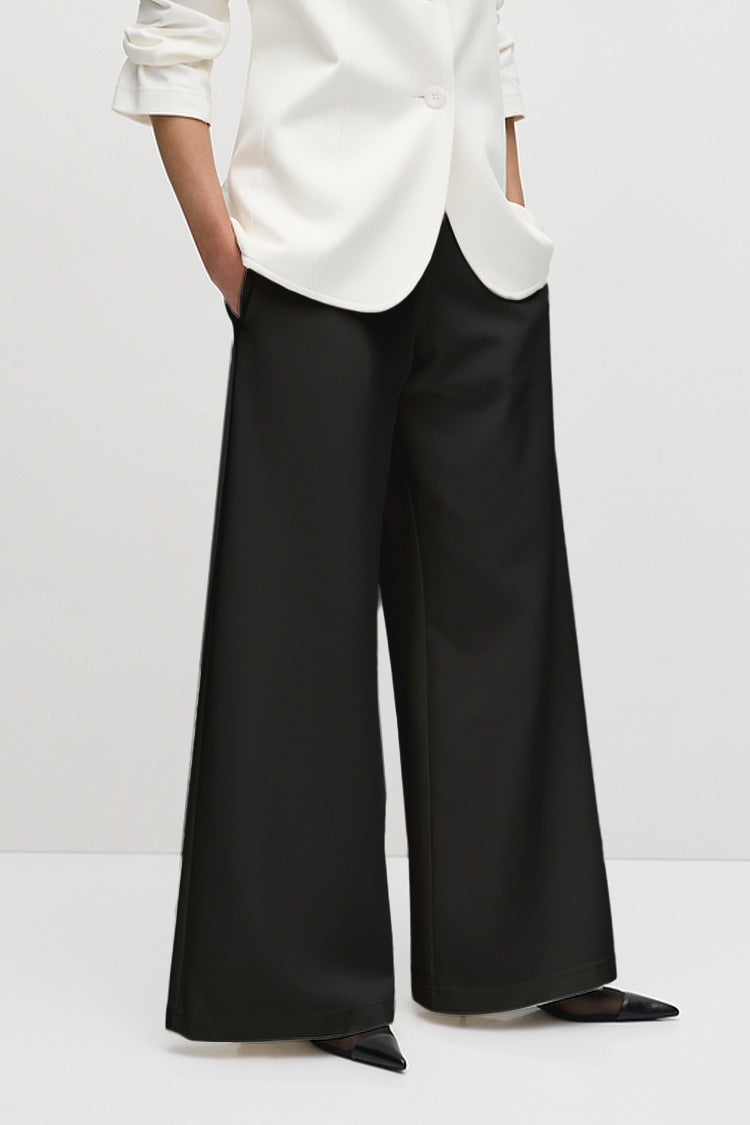 Studio Pant in Black