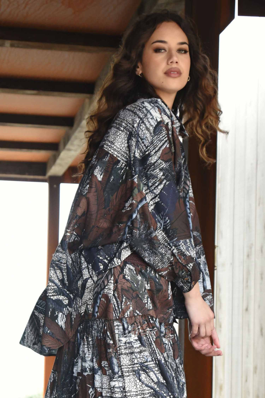 Behind Her Back Shirt in Palm