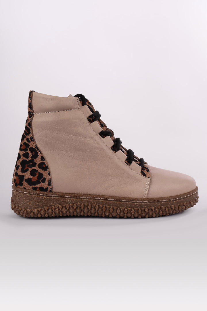 Bonnie Leather Boots in Taupe