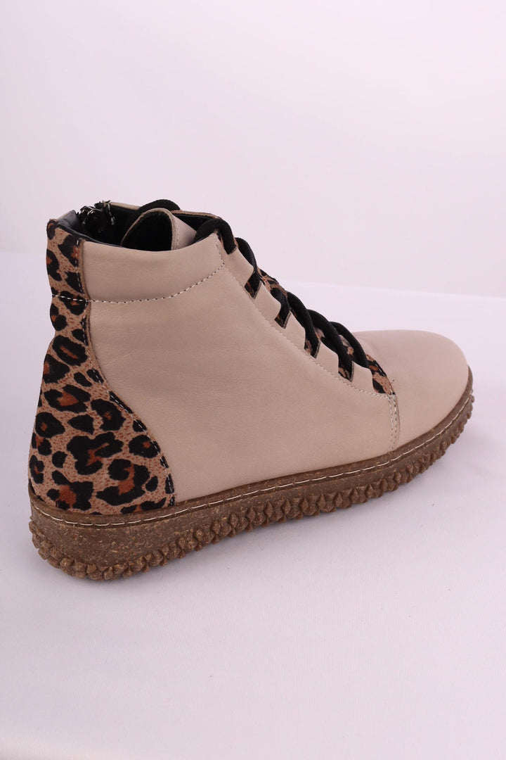 Bonnie Leather Boots in Taupe