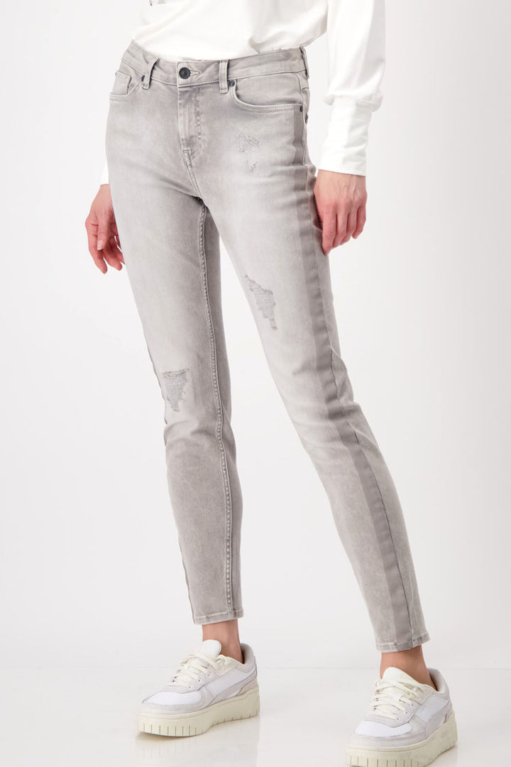Destroyed Jeans w Contrast Stripes