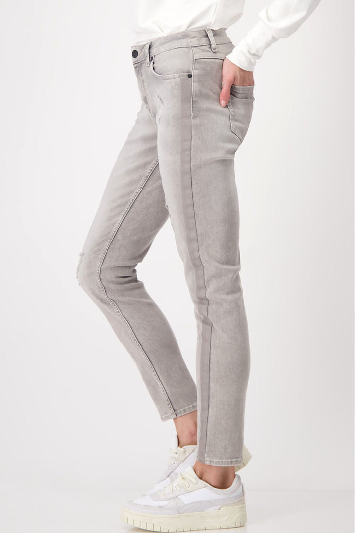 Destroyed Jeans w Contrast Stripes
