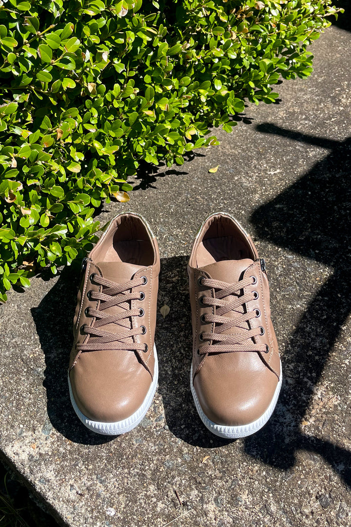 EG06 Leather Sneaker in Mocha