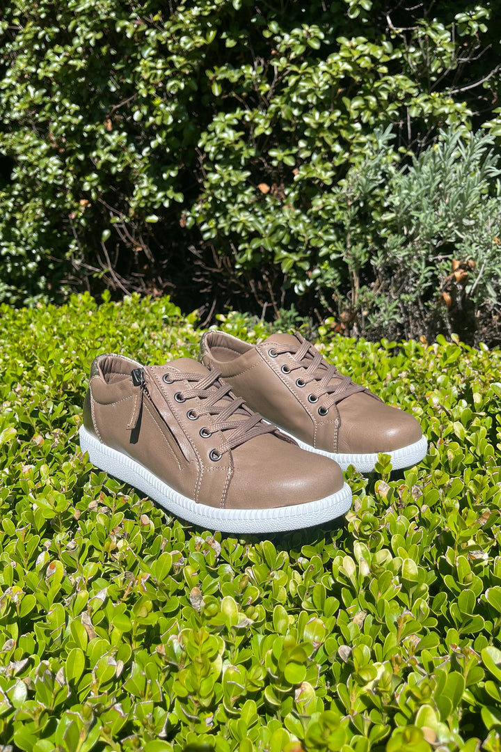 EG06 Leather Sneaker in Mocha