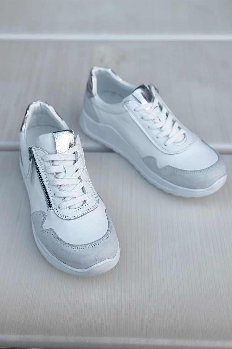 EG09 Sneakers in White Grey