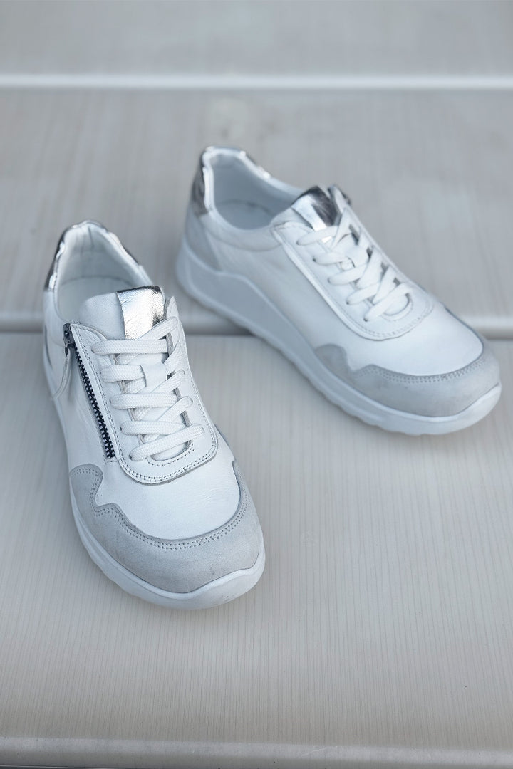 EG09 Sneakers in White Grey