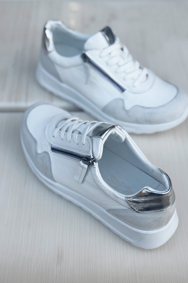 EG09 Sneakers in White Grey