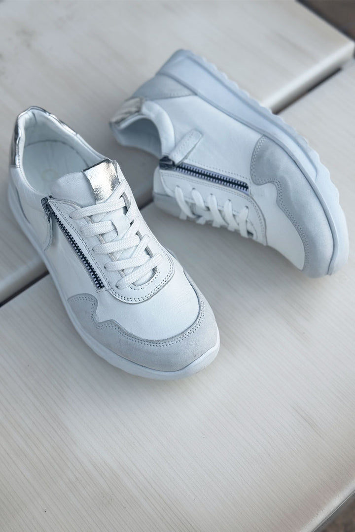 EG09 Sneakers in White Grey