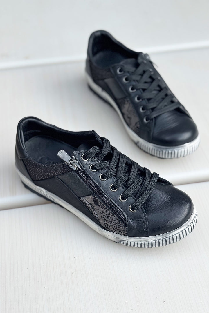 EG80 Sneakers in Black