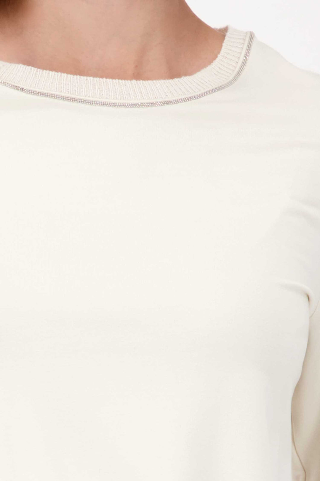Basic T-Shirt w Jewellery Chain in Almond