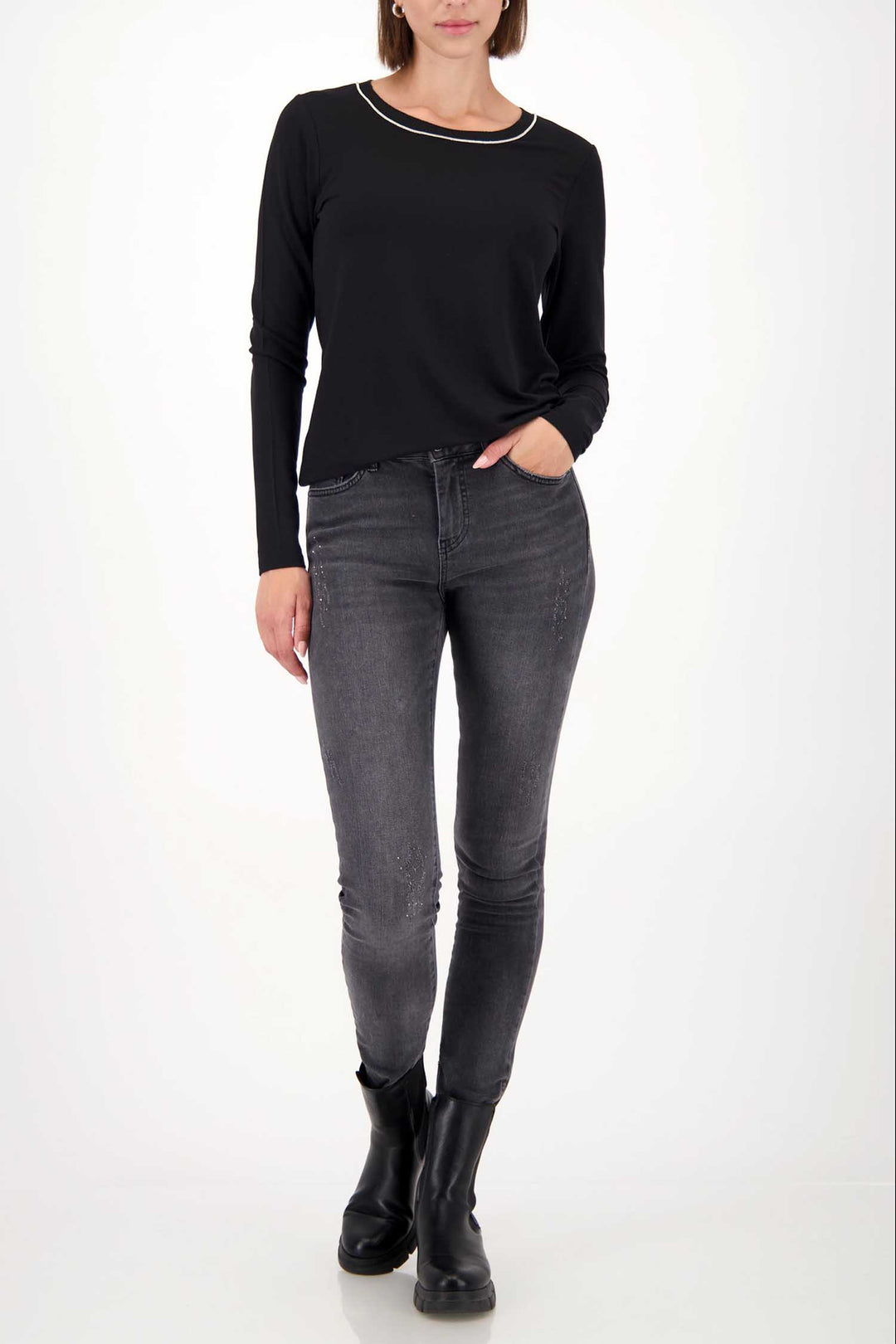Basic T-shirt w Jewellery Chain in Black