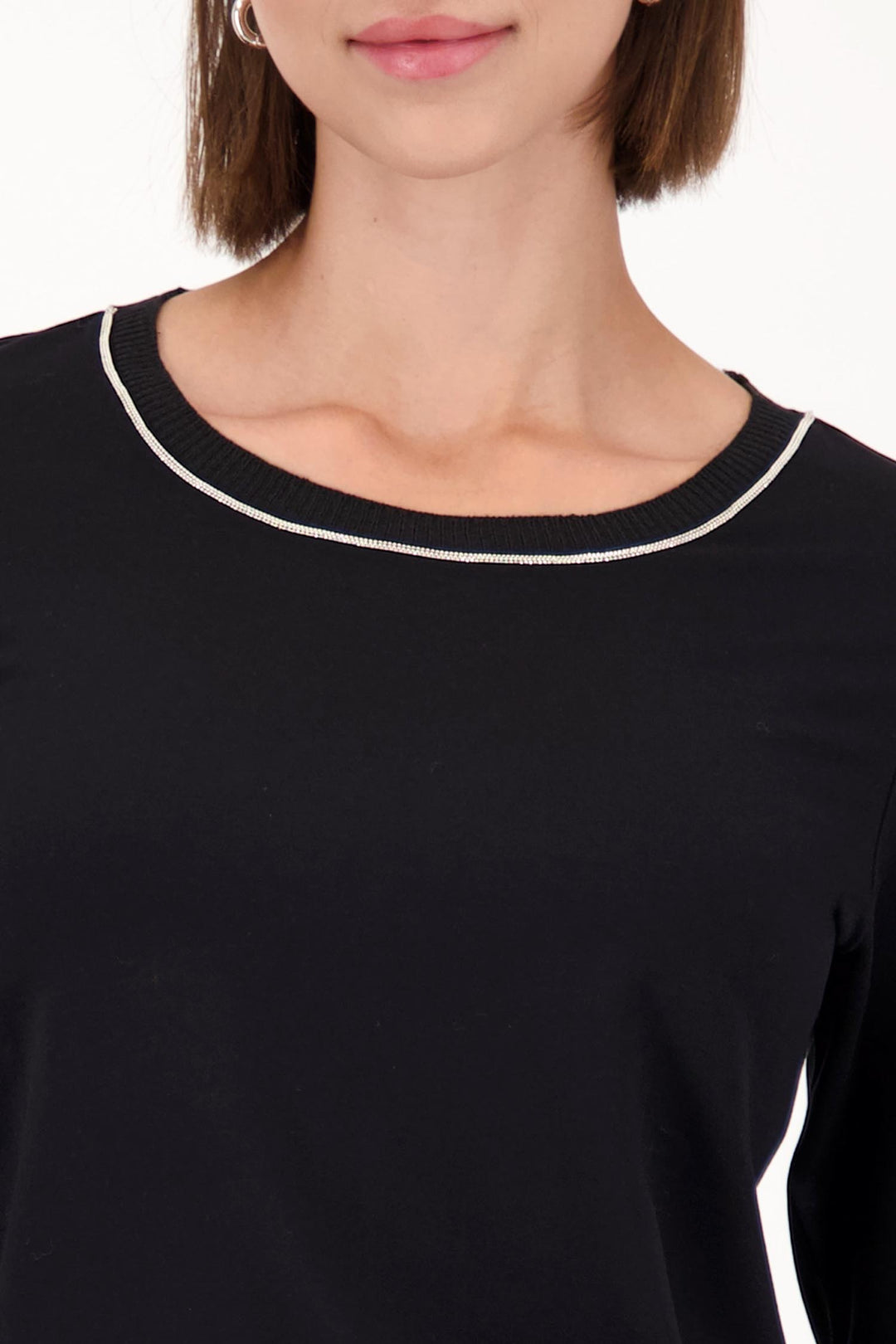 Basic T-shirt w Jewellery Chain in Black