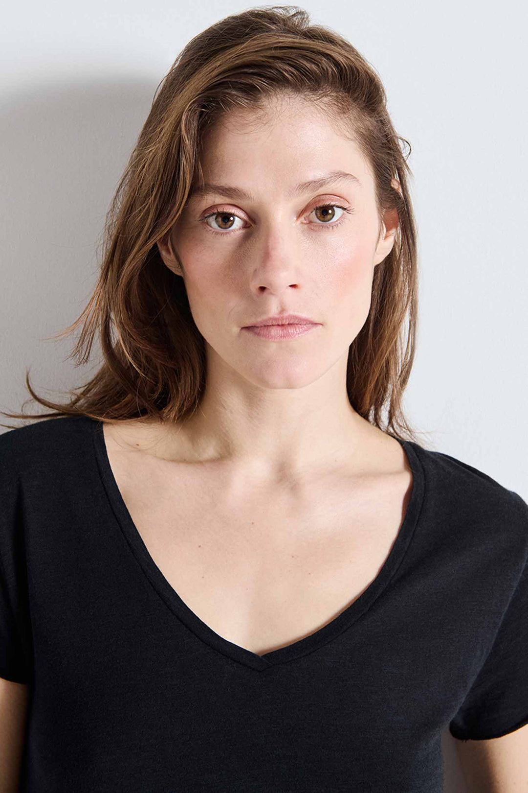 Jacksonville V-Neck SS T-Shirt in Black