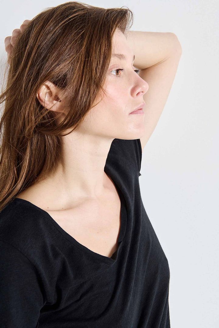 Jacksonville V-Neck SS T-Shirt in Black