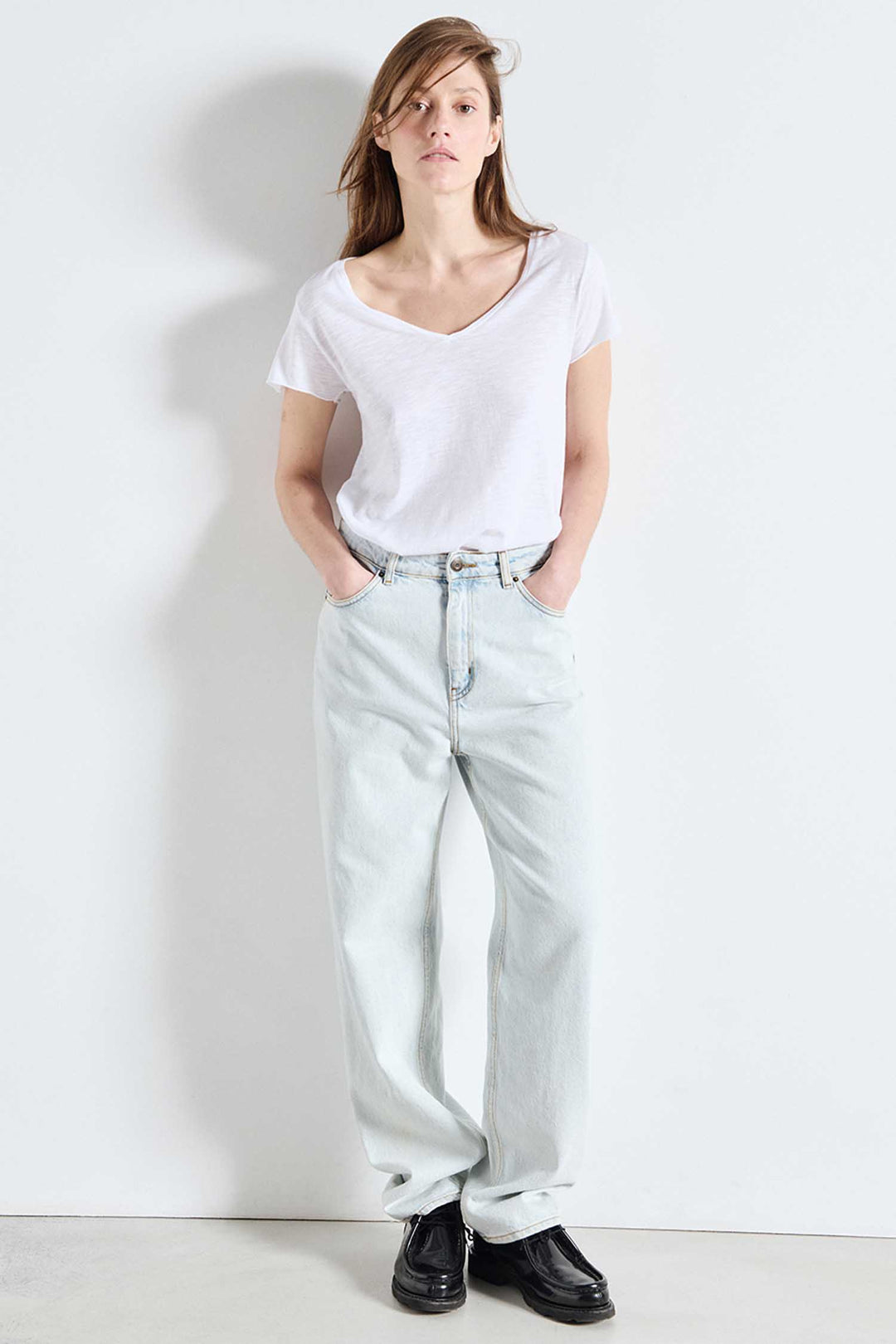 Jacksonville V-Neck SS T-Shirt in White