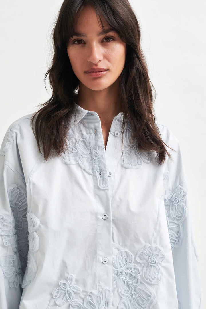 Liverno 3D Flower Shirt in Gray Dawn