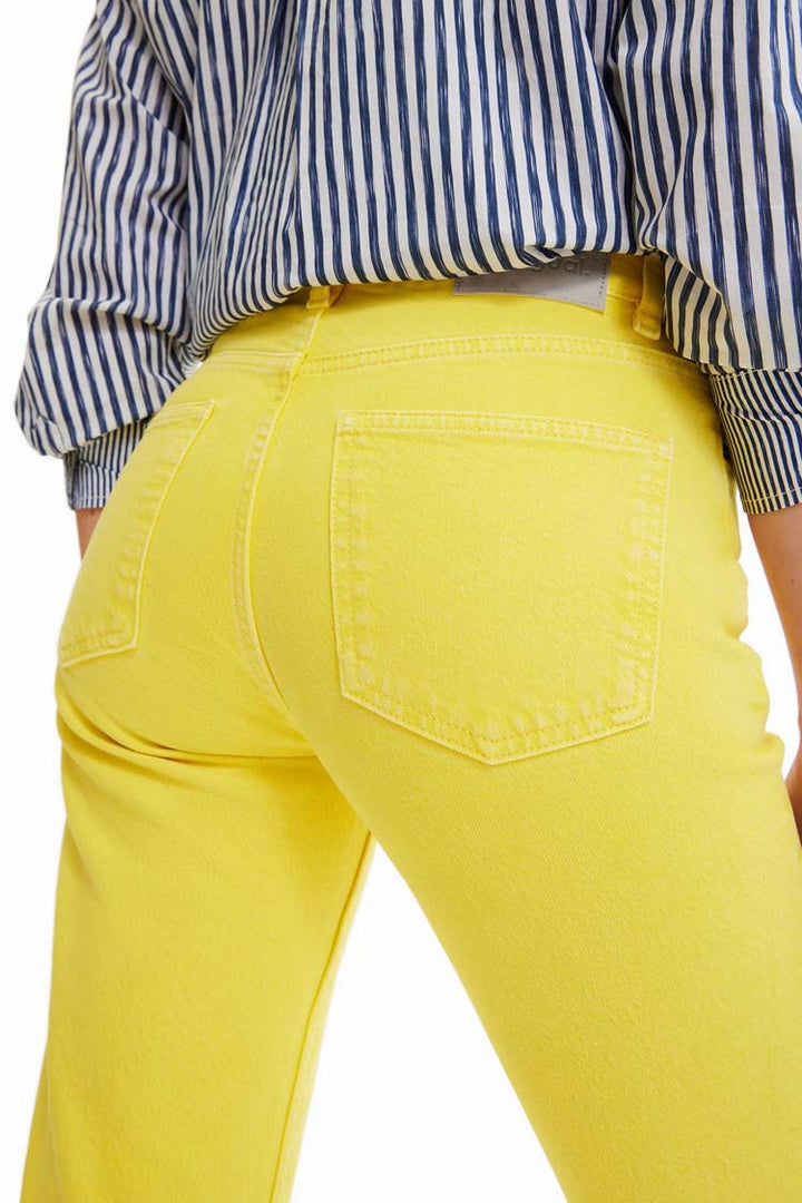 Mid-rise Straight Jeans in Lemon