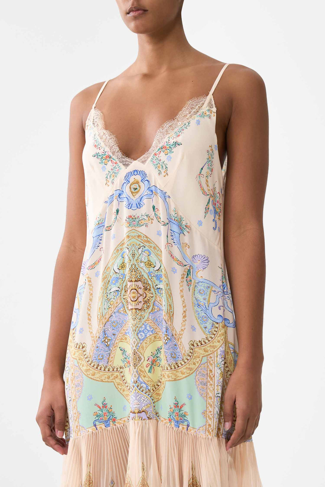 Minimal Slip w Pleated Chiffon Skirt in East of Istanbul