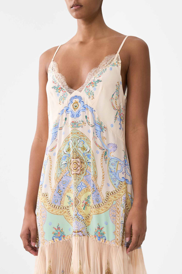 Minimal Slip w Pleated Chiffon Skirt in East of Istanbul
