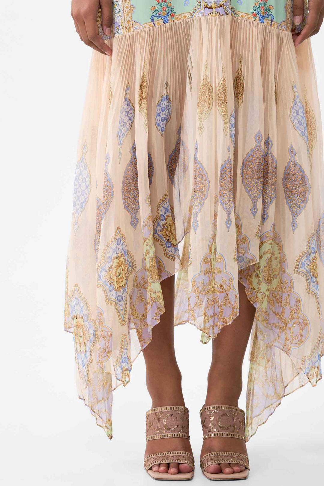 Minimal Slip w Pleated Chiffon Skirt in East of Istanbul