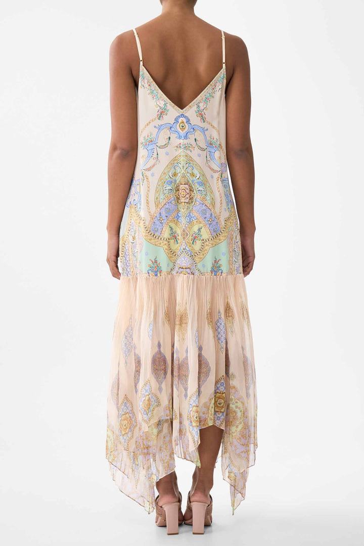 Minimal Slip w Pleated Chiffon Skirt in East of Istanbul