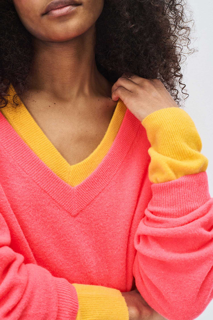 Raxow V-Neck LS Sweater in Fluorescent Hortensia