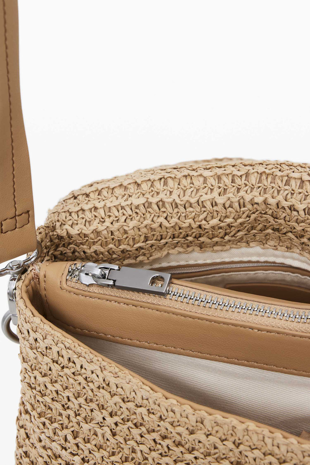 Raffia Venecia Half Logo Shoulder Bag in Natural