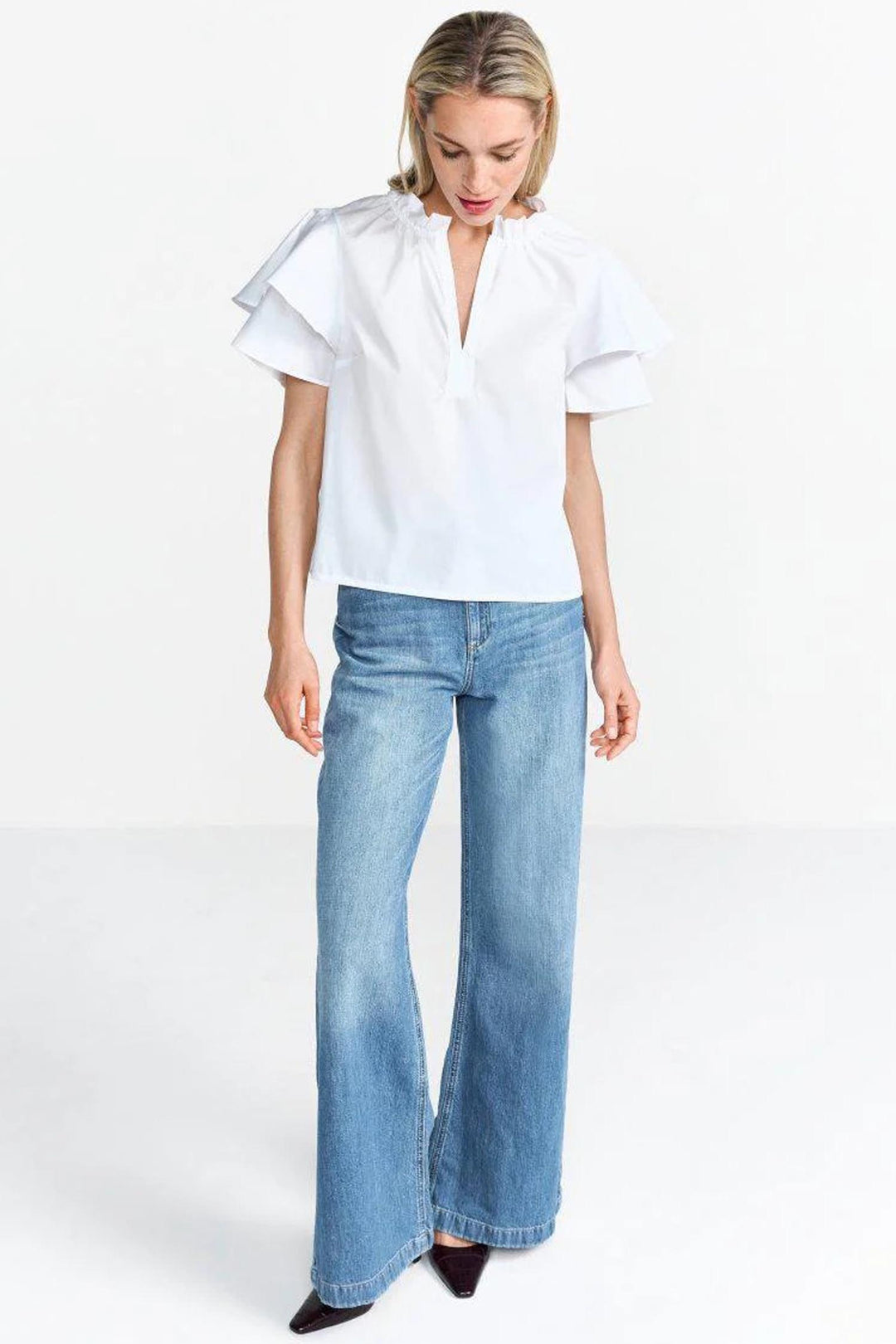 SS Blouse w Ruffled Collar in White