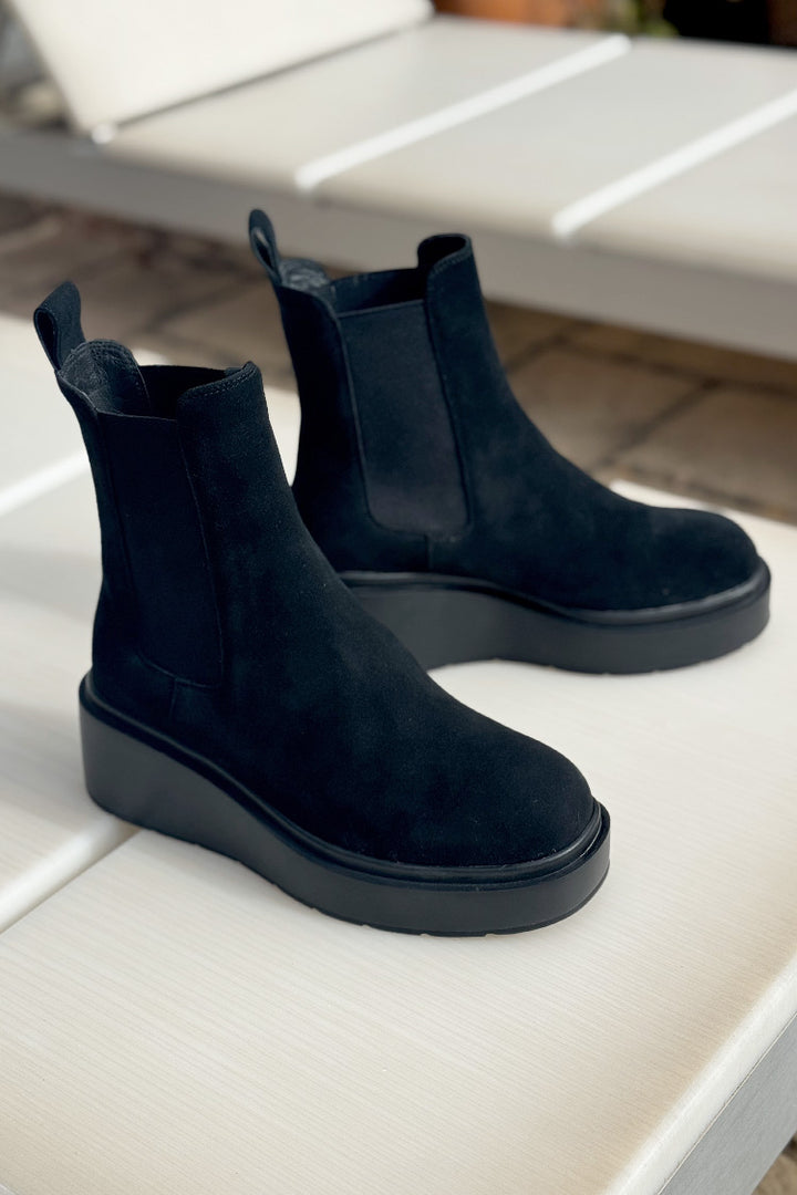 Sam Suede Chelsea Boots in Black