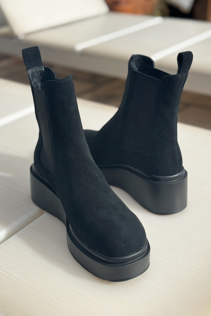 Sam Suede Chelsea Boots in Black