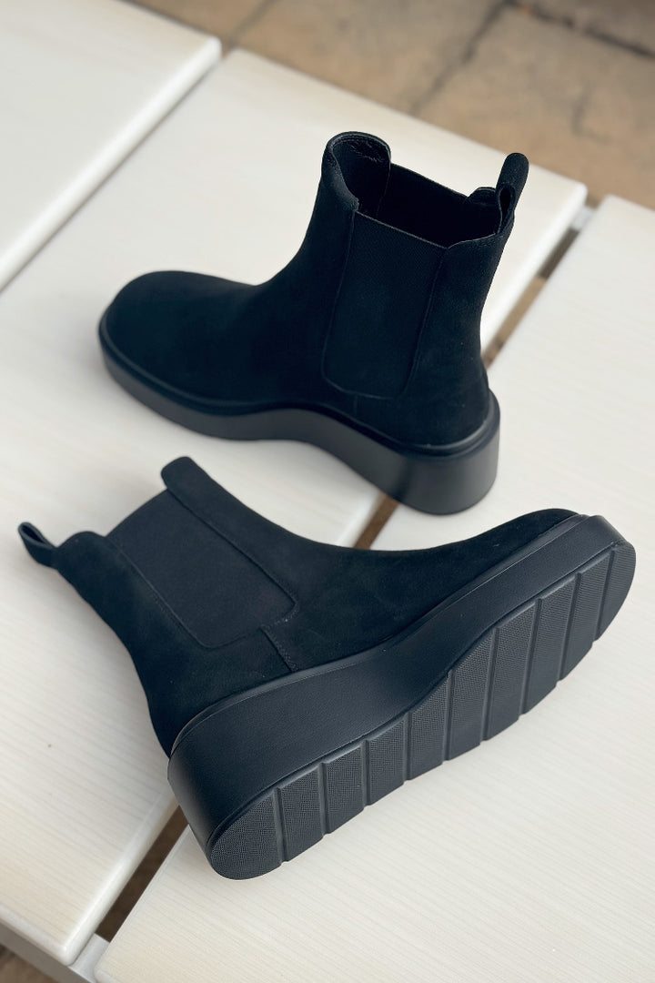 Sam Suede Chelsea Boots in Black