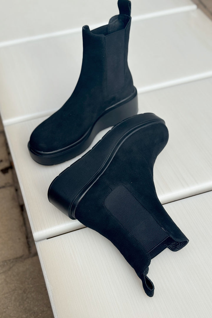 Sam Suede Chelsea Boots in Black