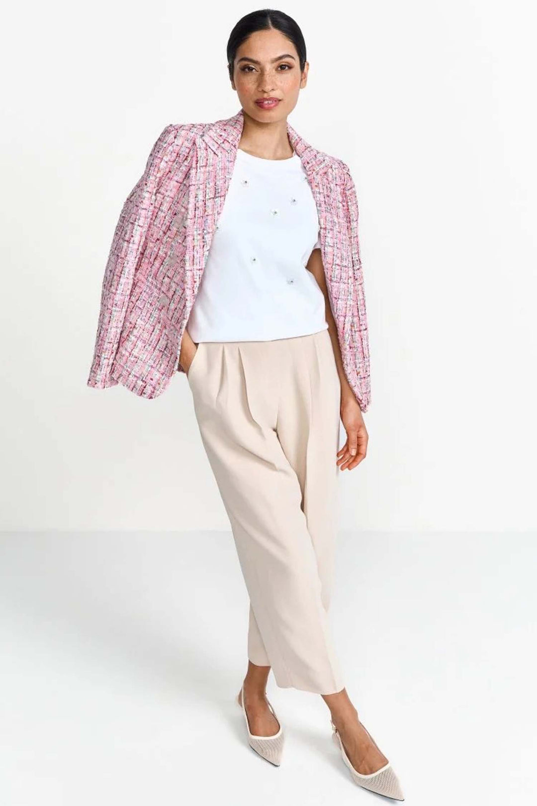 T-Shirt w Flower Applique in White