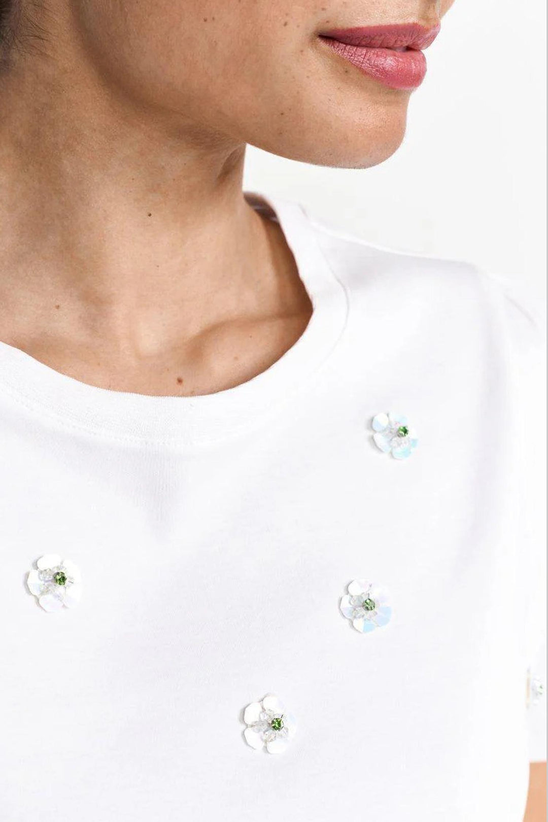 T-Shirt w Flower Applique in White