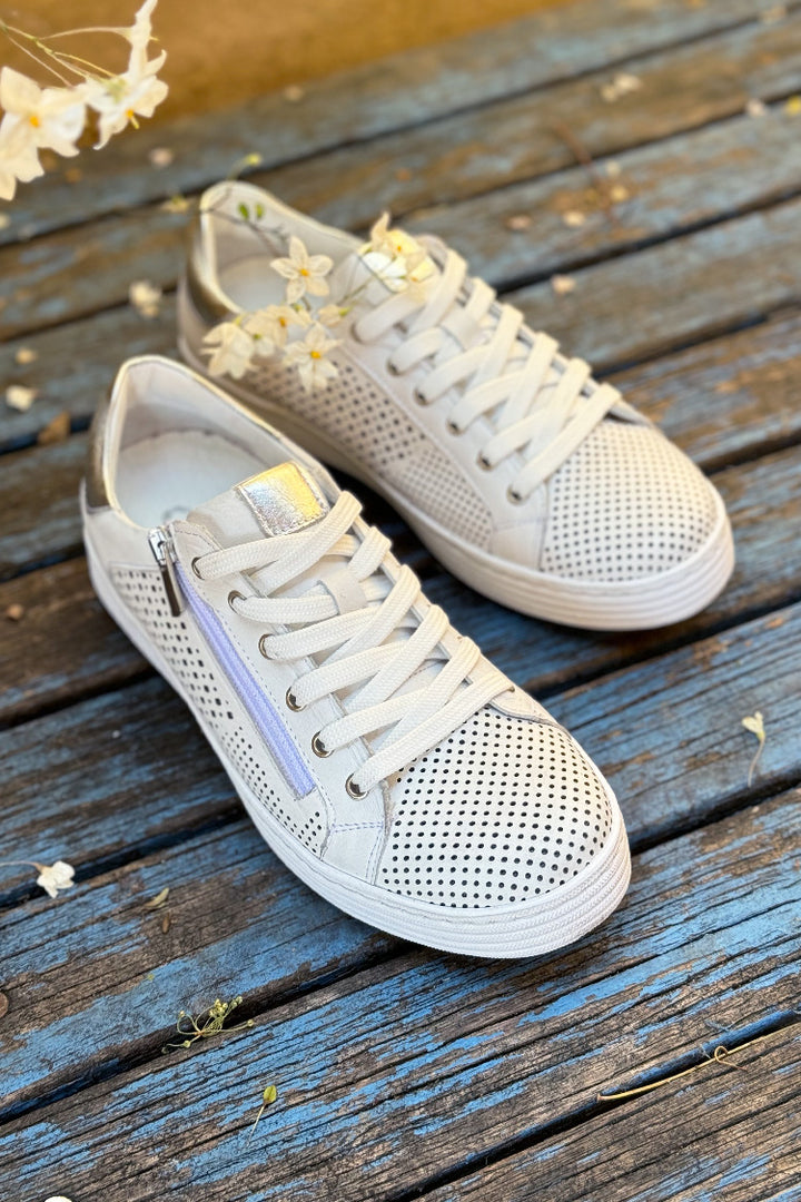 Universal Sneaker in White Silver