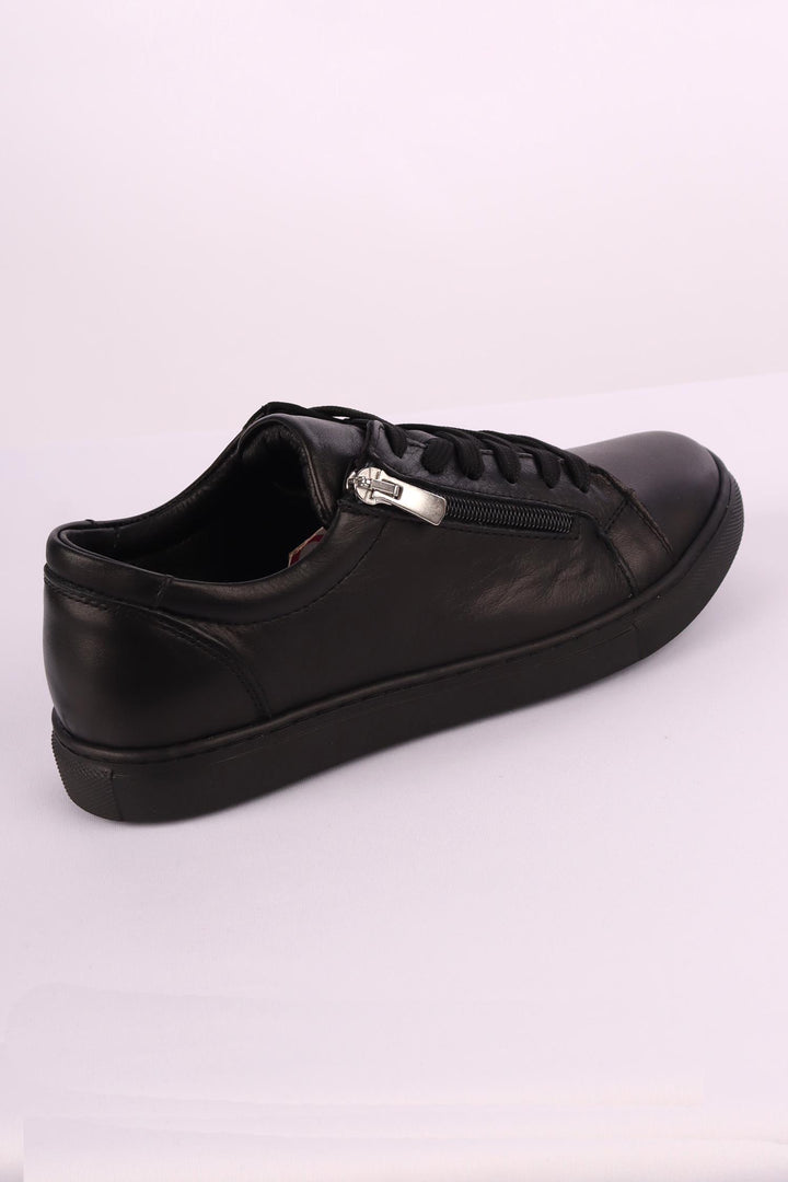 Unly Leather Sneakers in Black