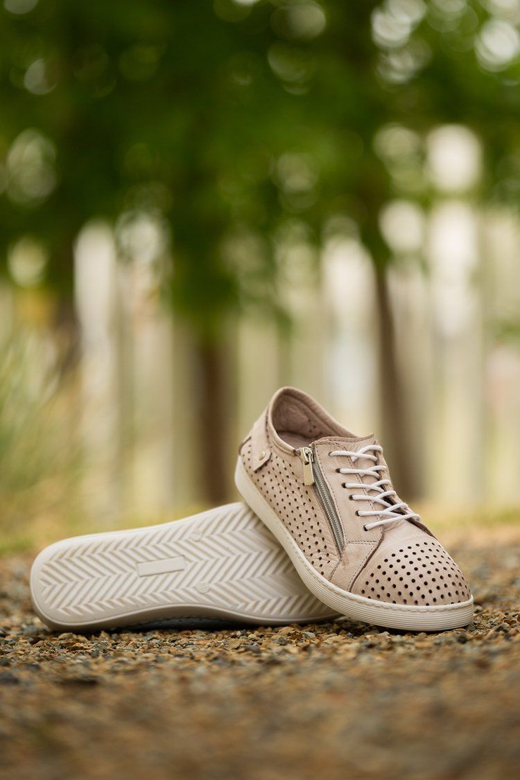 EG17 in Taupe Shoes Cabello 