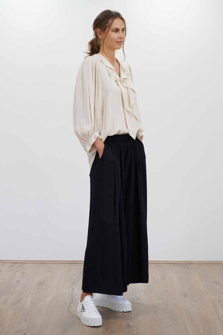 Soft Vent Pant in Black Bottoms Mela Purdie 