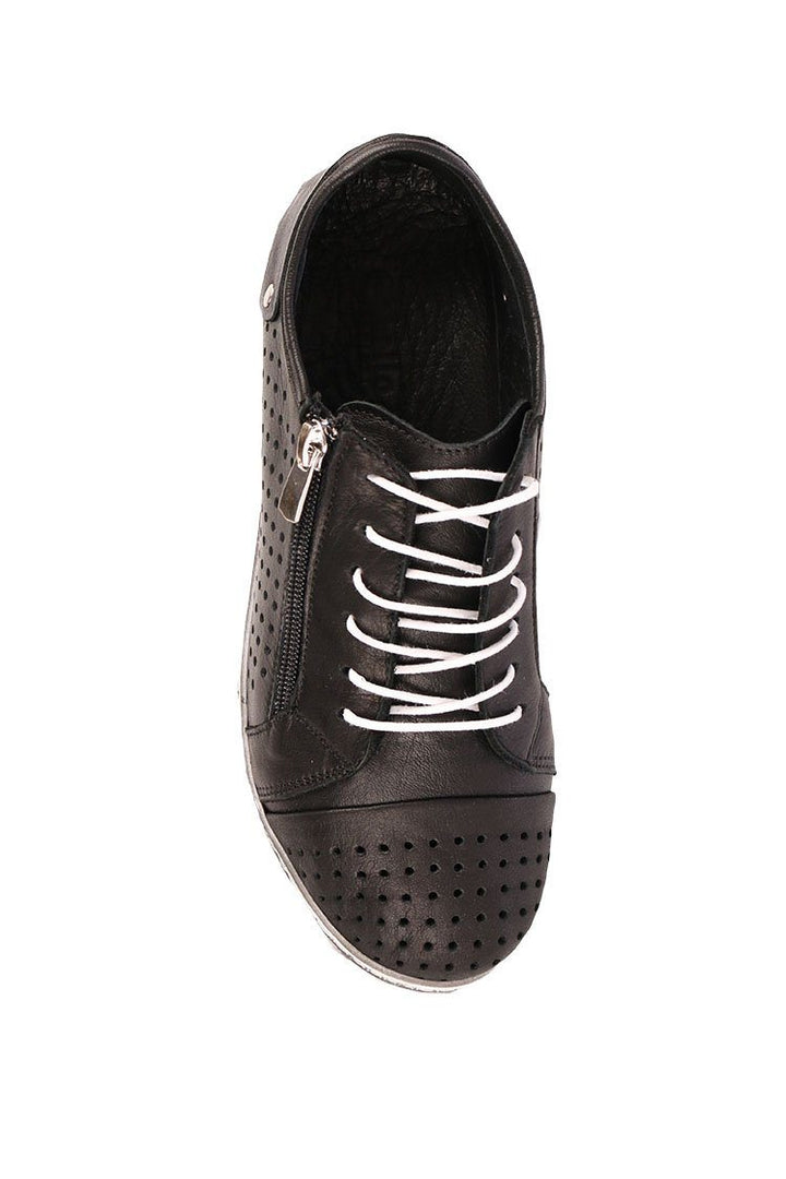 EG17 in Black Shoes Cabello 