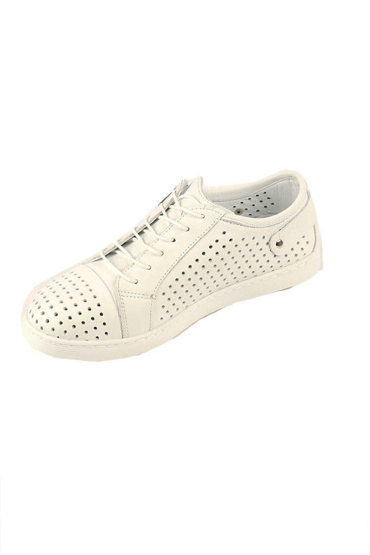 EG17 in White Shoes Cabello 