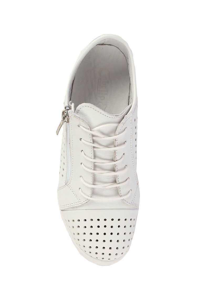 EG17 in White Shoes Cabello 