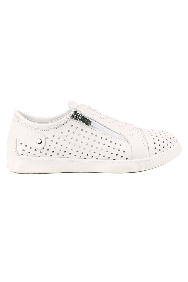 EG17 in White Shoes Cabello 